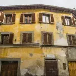 Cheap apartment for sale in Tuscany. 2 bedroomed apartment in Anghiari Tuscany with panoramic views. Would benefit from some renovation and modernisation.