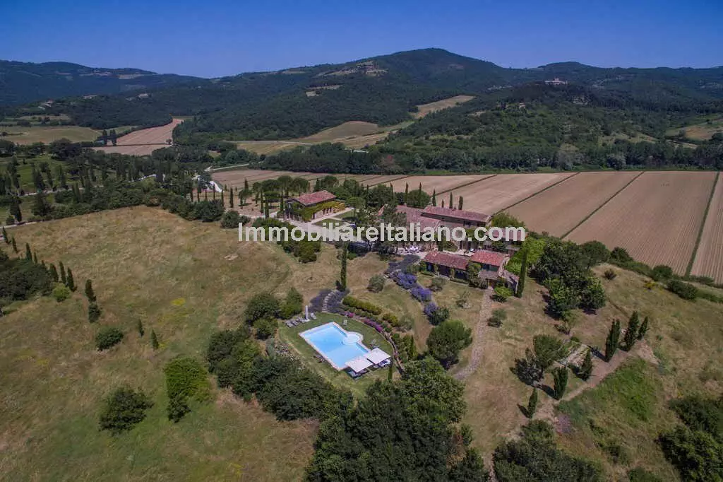 SOLDUmbria Tuscany Border Luxury stone farmhouse