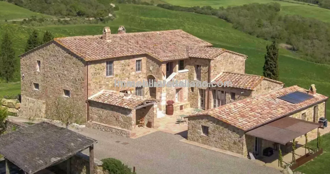 Luxury farmhouse for sale in Italy
